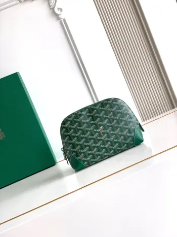 <p>Vendôme化妆袋是理想的化妆用品 内部的防水棉衬里易于清洁 它小巧实用 可以随时移入日常的包袋或手提箱中  其设计灵感来源于Vendôme包的美学外形 它涵盖了Vendôme包所有的经典特征 特别是顶部圆型结构 皮革边角和G型拉链 </p><p>18 cm × 7 cm × 13.5 cm</p><p> 6107-绿色</p>