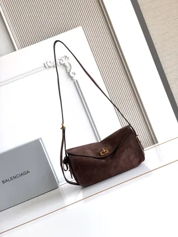 <p>𝗕𝗮𝗹𝗲𝗻𝗰𝗶𝗮𝗴𝗮*𝗟𝗲𝟳 磨砂咖啡 </p><p>Balenciaga LE 7来啦      很流畅的包型 背上之后整个人显得更轻松又有风格 不会太正式 也不会太随意 刚好介于日常和时髦之间 这种没有明显季节感的包反而更耐用 也更容易成为日常常背的一只    </p><p>型号  3037</p><p>尺寸 长26.0 x 高13.5 x 宽10.0厘米</p>