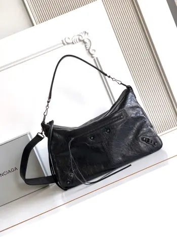 <p> 大号 𝐁𝐀𝐋𝐄𝐍𝐂𝐈𝐀𝐆 City Moto</p><p>巴黎世家Le City Moto手袋 首次亮相Balenciaga冬季25系列广告大片 由时尚摄影大师 Juergen Teller拍摄 全新包型搭配可调节可拆卸款肩带 赋予多元背携方式  小羊皮质感无敌 五金细节满满  不管是喜欢大气范儿 还是精致感 这只moto都不会让人失望 </p><p>尺寸 长38cmx 高26cmx 宽16cm</p><p>款号:2026</p>
