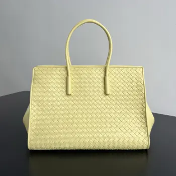 <p>BV新品 Barbare Tote手袋 868327 精致的简约风格 是一种安静的高级感 柔软的小羊皮在匠人手中被编织成细密的纹理 摸上去温润又丝滑 包包两侧可敞开展随性 也可收拢变正式托特包方正的包型即能容纳下13寸电脑 文件衣物都能装下 硬挺版型+舒适提手 能hold住正式场合 也能适配日常通勤 真正做到 一包装下所有场合 是职场大女主的气场担当</p><p>尺寸 37x27x24</p>