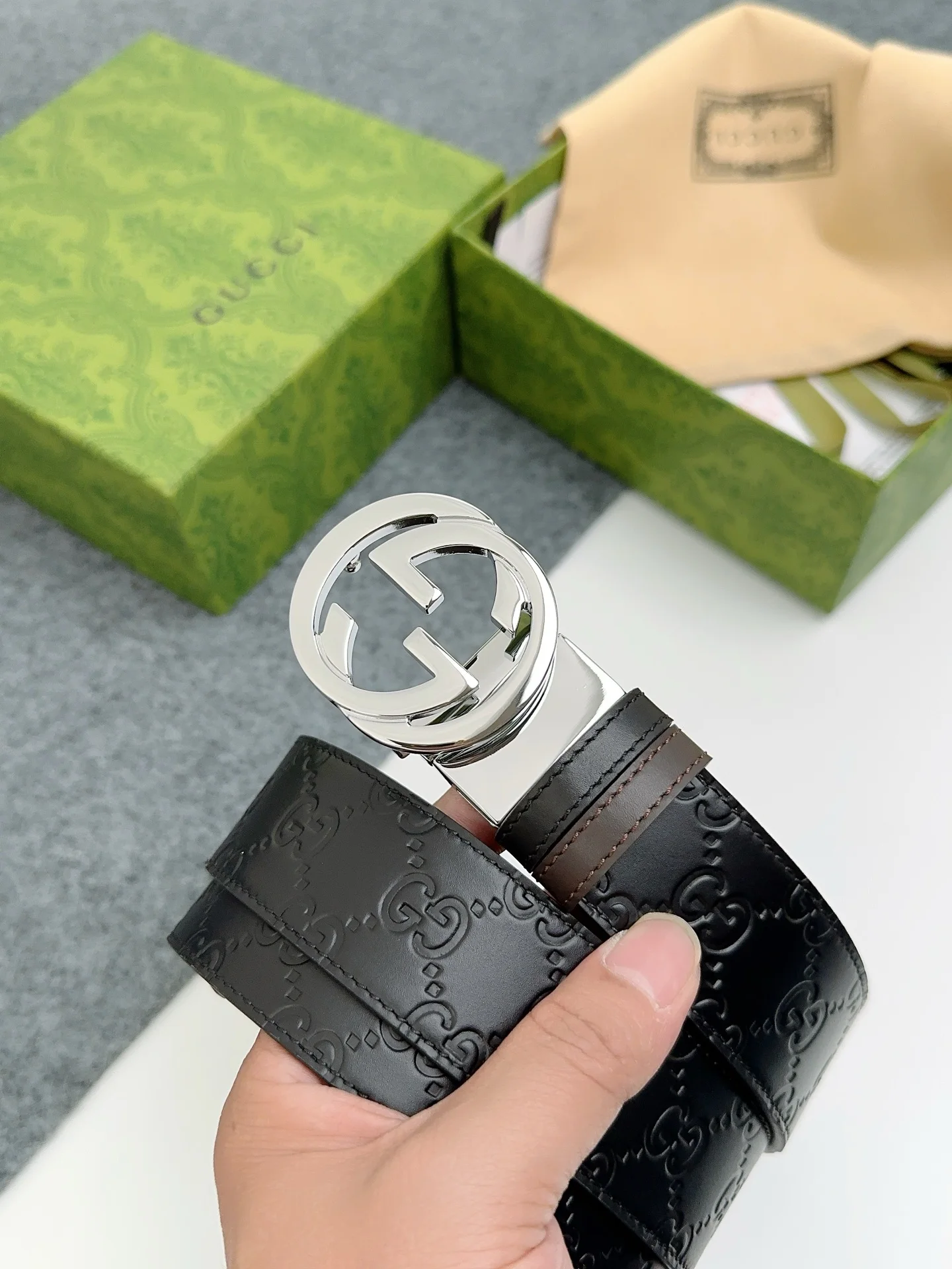<p>-古奇 GUCCI 专柜经典款 宽37MM 进口双面压花牛皮 搭配选择双G扣头 时尚百搭</p>