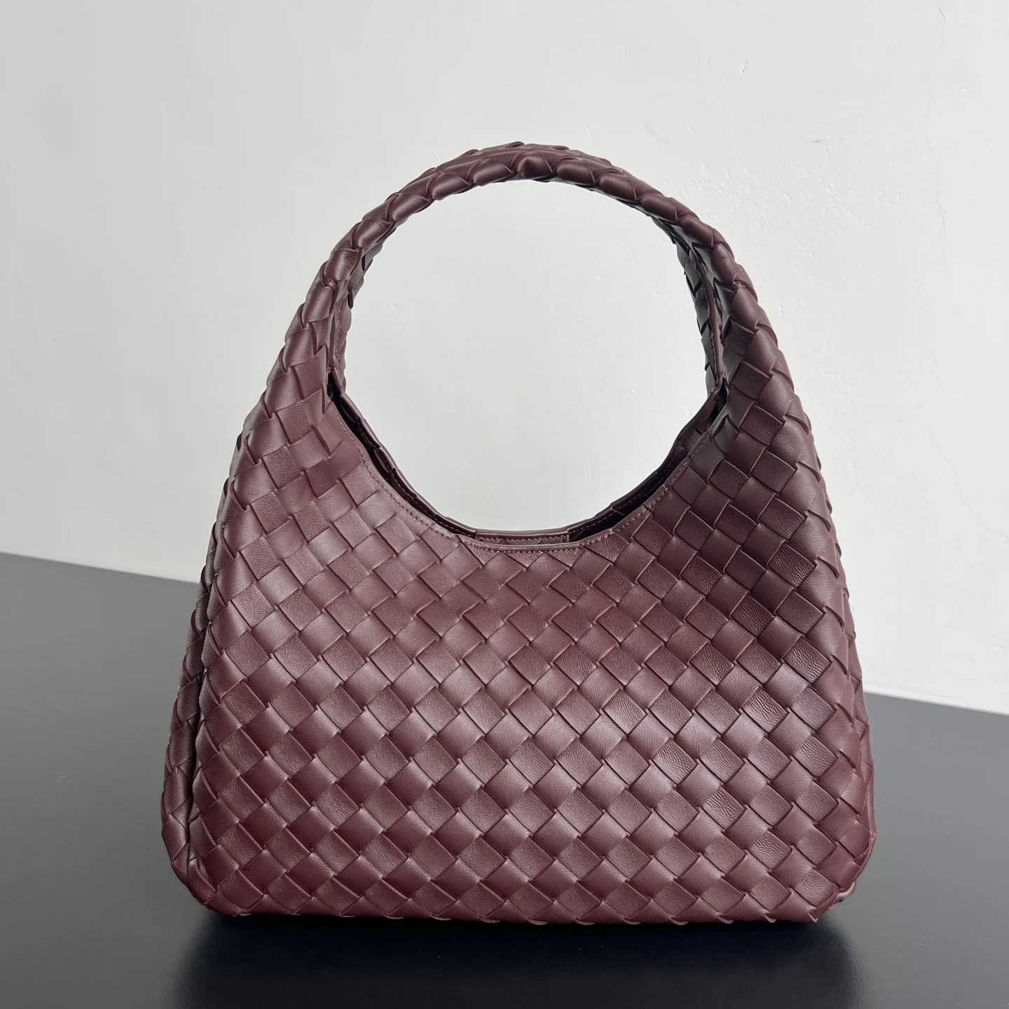 <p>BV新品 Campana手袋 844249 经典回归的Campana手袋复古有魅力 灵感来源04年的经典馆藏每一根皮条都是用两层Nappa小羊皮制成 展现着内外全编织的极致工艺 包身超级轻盈 采用皮革系带开合 配有隐藏式磁扣 拥有两种形态可切换 容量大到惊人 不管是日常出行 还是旅行放各种小物 都能轻松搞定 通勤约会两手抓 随手拎出法式慵懒 </p><p>尺寸 33x20x16.5 </p>