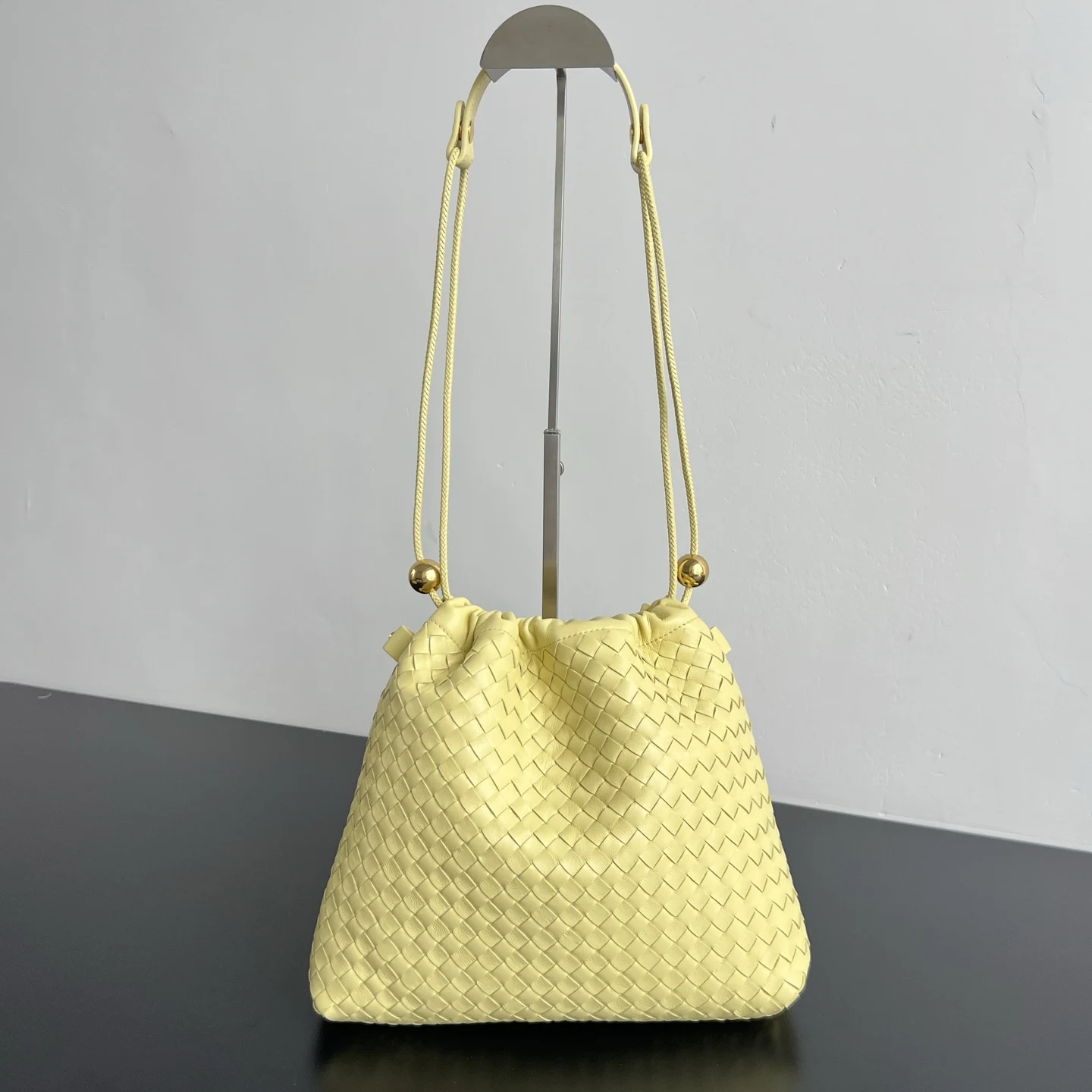 <p> BV新品 Dustbag手袋 868505 是一款可作为内胆也可以单独使用的小垃圾袋包包小编织搭配两侧的金属装饰 这种优雅的精致呼之欲出 搭配服装的时候可当作手拿包使用 出行旅游可以展平使用 空间超足 重点是左右两边各有一个侧耳仔 上面附带有按扣 和Barbara一起使用就是一个很精美的内胆包</p><p>尺寸 29x25x6 </p>