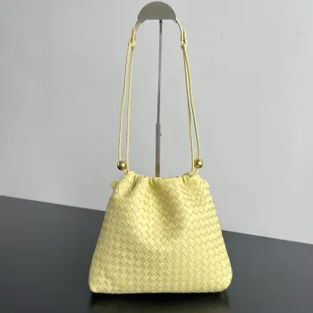<p> BV新品 Dustbag手袋 868505 是一款可作为内胆也可以单独使用的小垃圾袋包包小编织搭配两侧的金属装饰 这种优雅的精致呼之欲出 搭配服装的时候可当作手拿包使用 出行旅游可以展平使用 空间超足 重点是左右两边各有一个侧耳仔 上面附带有按扣 和Barbara一起使用就是一个很精美的内胆包</p><p>尺寸 29x25x6 </p>