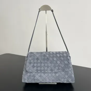<p> BV新品 麂皮Dustbag 857657 被大家问爆的麂皮垃圾袋来啦翻盖设计不仅增加了视觉层次感 整体还显的精致而不厚重包身选用柔软麂皮材质 摸起来软乎乎糯叽叽的 透露着低调雾面高级感翻盖+抽绳开合方式 整体更加有立体感和安全性 无论是作为单肩包还是斜挎包使用 都能展现出优雅的气质</p><p>尺寸 33x19x8 </p>