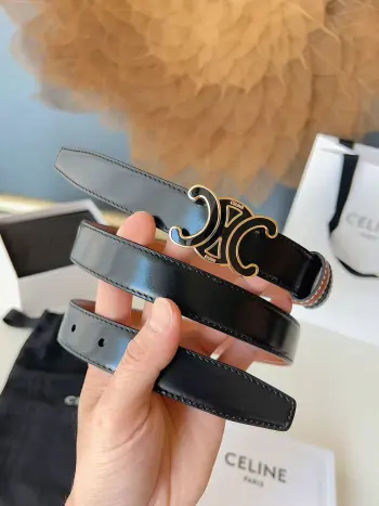 <p>-赛琳 CELINE 凯旋门家新款ALIX 中号25毫米双面腰带 采用牛皮革 滴胶饰面 可拆卸搭扣 双面腰带 TRIOMPHE双面饰钉.</p><p>宽度 2.5cm</p>