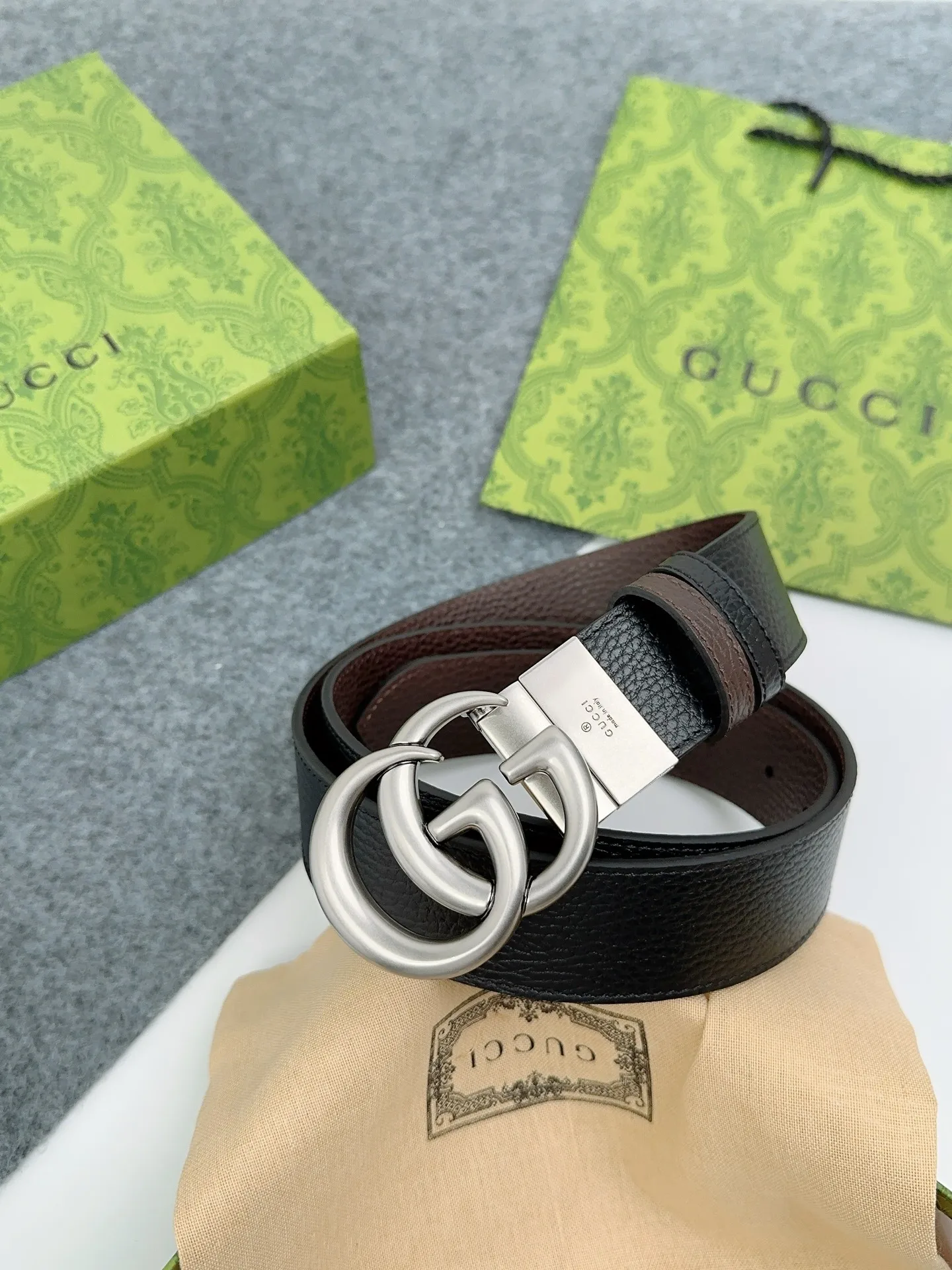 <p>-古奇 GUCCI 专柜经典款 宽37MM 进口双面荔枝纹牛皮 搭配选择双G扣头 时尚百搭</p>