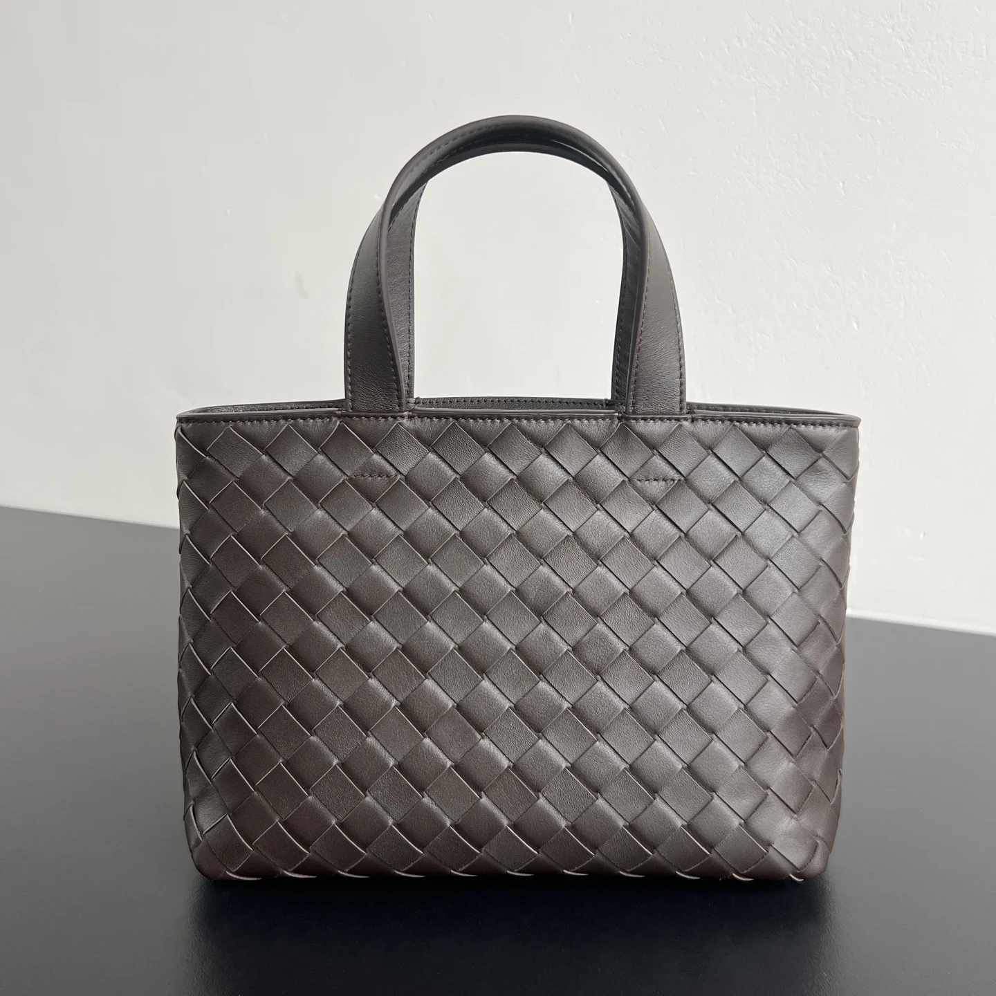<p> BV 新品 Mini Tote 855504 男女通用的迷你托特包 看似简单 背起来显贵经典的编织工艺是核心亮点 进口牛皮材质自带电镀般的光泽感 柔软有型 配有可调节可拆卸斜挎背带 手提+斜挎多种背法随意切换容量大自重轻还百搭 男生背清爽松弛 女生背温柔文艺 随手一拎就出门的松弛感</p><p>尺寸 27x18x10 </p>