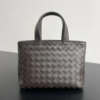 <p> BV 新品 Mini Tote 855504 男女通用的迷你托特包 看似简单 背起来显贵经典的编织工艺是核心亮点 进口牛皮材质自带电镀般的光泽感 柔软有型 配有可调节可拆卸斜挎背带 手提+斜挎多种背法随意切换容量大自重轻还百搭 男生背清爽松弛 女生背温柔文艺 随手一拎就出门的松弛感</p><p>尺寸 27x18x10 </p>