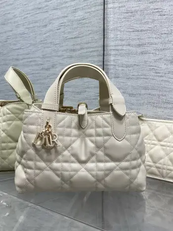 <p>浅饼干色小号<p>全新升级版本 芯片版内里羊皮</p><p>带着 Toujours 去旅行 超大菱格的设计 搭配经典的字母配饰 摩登时尚感十足 包身结构十分柔软 小牛皮材质高级感满满 别具一格的扣饰扣合时侧面可折叠 容量非常nice 还贴心的配有一枚内袋 方便收納小物品哦</p><p>size:23*15*15cm</p>