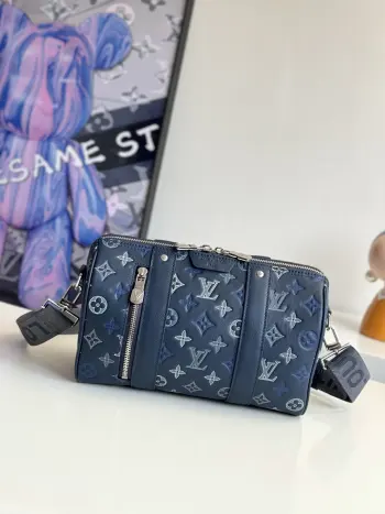 <p>海外原单M28617独家实拍 本款 City Keepall 手袋选用 Monogram Shadow 牛皮革 以三重丝印工艺为 Monogram 压纹绘上渐变色彩 搭配织物内衬 牛皮革饰边和做旧金属件 拉链前袋方便取放随行物品 可拆卸并调节的肩带实现肩背和斜挎体验 尺寸 27.5×16.5×15cm</p>