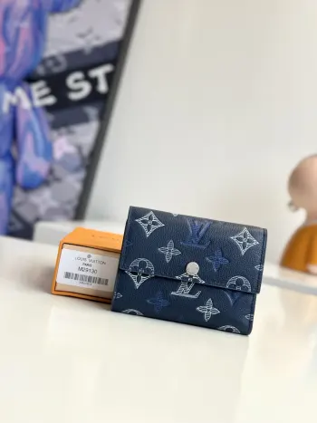 <p>  海外原单M29130独家实拍 這款Victor短銀包採用Monogram Shadow小牛皮製造 以獨特的漸變色效果呈現Monogram壓花圖案 銀包尺寸小巧 能輕鬆可放入大部分口袋 內層設有拉鏈口袋 一個存放紙幣及收據的隔層 還配備五個卡片夾層 尺寸 11.5×9×2.5cm</p>