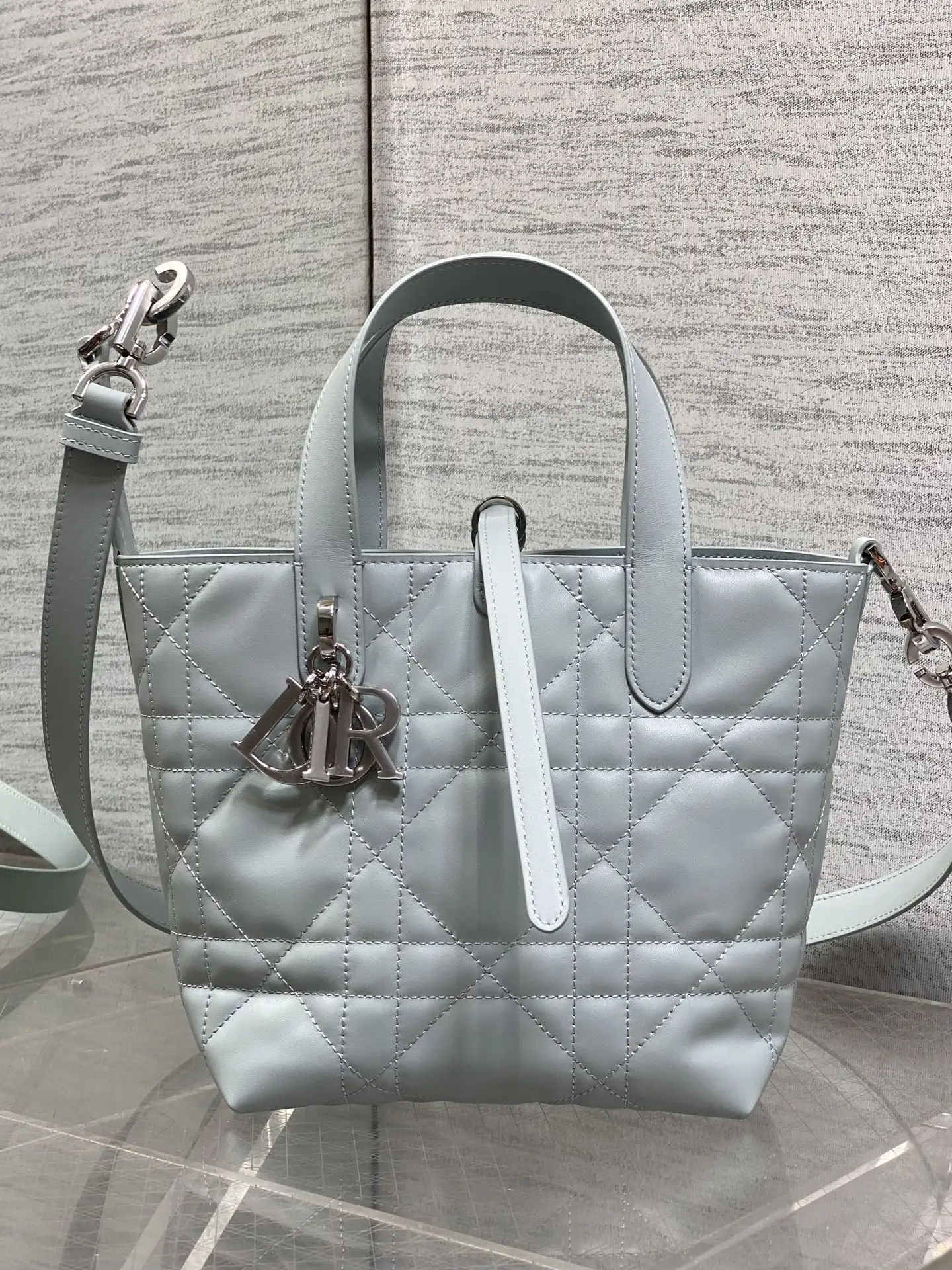 原单迪奥女包|高仿迪奥女包|精仿迪奥女包|一比一迪奥女包<p>Toujours小土著竖版小号</p><p>春夏限定色湖水蓝色系列</p><p>美到心巴上 属于完全治愈的色系</p><p>自带温柔 浪漫 平静</p><p>搭配银色五金更加的清爽</p><p>夏日的多巴胺神器</p><p>搭配浅色系衣服嘎嘎出片</p><p>size:16*12*18cm </p>