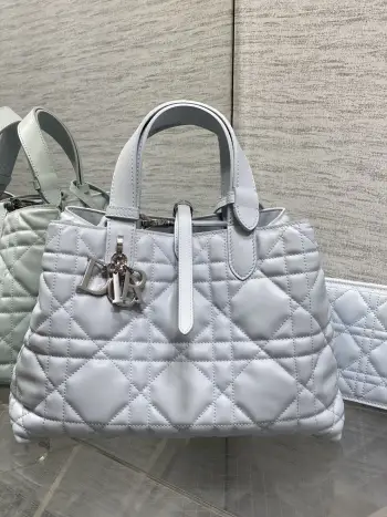 <p>冰川蓝中号<p>全新升级版本 芯片版本内里配羊皮</p><p>带着 Toujours 去旅行 超大菱格的设计 搭配经典的字母配饰 摩登时尚感十足 包身结构十分柔软 小牛皮材质高级感满满 别具一格的扣饰扣合时侧面可折叠 容量非常nice 还贴心的配有一枚内袋 方便收納小物品哦</p><p>size:28.5*19*21cm </p>