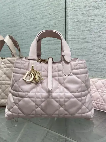 <p>粉色中号<p>全新升级版本 芯片版本内里配羊皮</p><p>带着 Toujours 去旅行 超大菱格的设计 搭配经典的字母配饰 摩登时尚感十足 包身结构十分柔软 小牛皮材质高级感满满 别具一格的扣饰扣合时侧面可折叠 容量非常nice 还贴心的配有一枚内袋 方便收納小物品哦</p><p>size:28.5*19*21cm </p>