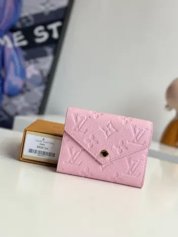 <p>  海外原单M28124/M29460独家实拍 华美而实用 此款由Monogram Empreinte皮革制成 柔软而小巧的Victorine夹是终极时尚伴侣 各处细节均得到精心设计 以娇小尺寸发挥长款夹的收纳功能 尺寸 12×9cm</p>