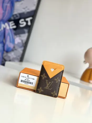 <p>  海外原单M12853独家实拍 本款 Magnet 卡夹取材 Monogram Macassar 帆布 以明丽皮革内衬和饰边彰显活力气息 磁性设计可轻松固定于搭载 MagSafe 磁吸技术的 iPhone 机型 卡片夹层以 V 形轮廓彰显品牌底蕴 尺寸 9.5×6.5×0.5cm</p>