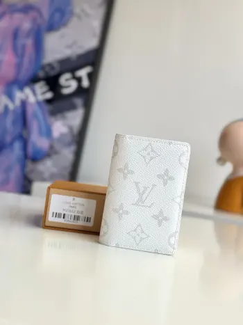 <p>  海外原单M27652白花独家实拍 本款口袋夹将浓烈鲜明的 Taigarama 皮革与 Monogram 帆布和谐融糅 内袋 卡位和外贴袋方便存放票据及取放物品 紧凑构型简约实用 可轻松置于手袋或口袋 尺寸 11×7.5cm</p>