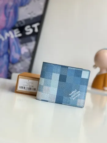 <p>  海外原单M28591独家实拍 此Multiple 夹选用 Damoflage 涂层帆布 展现同一色彩延展出的不同深浅层次在棋盘格纹之间跃动 辅以 Pharrell Williams 钟爱的 Marque L. Vuitton Deposee 标识 尺寸 11.5×9×1.5cm</p>