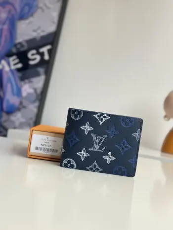 <p>  海外原单M29137独家实拍 Monogram Shadow 牛皮革令经典 Multiple 夹焕现摩登风尚 三重丝印工艺为 Monogram 压纹赋予丰富层次 紧凑构型设有卡位 内袋和票据隔层 尺寸 11.5×9×1.5cm</p>