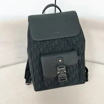 <p> 新品男士马鞍双肩背包</p><p>Oblique图花纹简直是时尚的弄潮儿</p><p>饰以黑色粒面小牛皮</p><p>正面翻盖延续标志性的马鞍轮阔</p><p>全新设计铝扣开合</p><p>正面翻盖马鞍口袋可收纳各种小物件</p><p>内部空间极大 设有笔记本隔层</p><p>包身整体有种高级感和贵族气息</p><p>上身后更加彰显休闲帅气潇洒的风格</p><p>时髦方便又日常的一款包包</p><p>尺寸 41x26.5x14厘米</p>