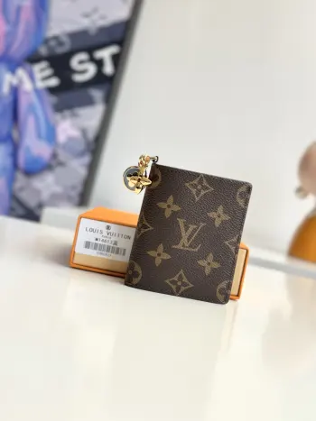 <p>  海外原单M14613独家实拍 本款 LV Charms 口袋夹选用品牌经典 Monogram 帆布打造 内衬采用鲜明对比色皮革 绽放经典与现代气息 兼具实用功能与妙趣意味 珐琅 Monogram 花卉装饰与金属质感 Monogram 花卉装饰互为映衬 内置多功能收纳空间 可存放纸币 零及卡片 尺寸 10×9×2.5cm</p>