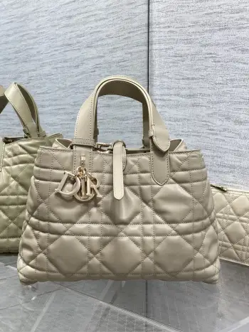 <p>奶茶色中号<p>全新升级版本 芯片版本内里配羊皮</p><p>带着 Toujours 去旅行 超大菱格的设计 搭配经典的字母配饰 摩登时尚感十足 包身结构十分柔软 小牛皮材质高级感满满 别具一格的扣饰扣合时侧面可折叠 容量非常nice 还贴心的配有一枚内袋 方便收納小物品哦</p><p>size:28.5*19*21cm </p>