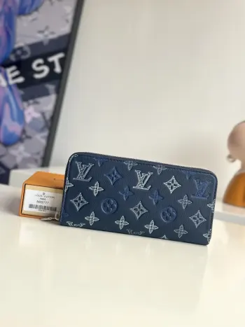 <p>  海外原单M29777独家实拍  Zippy 包横向款采用 Monogram Shadow 小牛皮材质 尽显简约优雅风范 柔韧的小牛皮表面呈现出独特的 Monogram 图案 这一效果是通过专有的三重丝网印刷技术精心打造的 这款拉链式设计包打开后 内部可见两个用于存放钞票和收据的隔层 十二个卡片插槽 以及一个中央的拉链式口袋 可用于存放硬币及其他小件珍宝 尺寸 21×10×2.5cm</p>