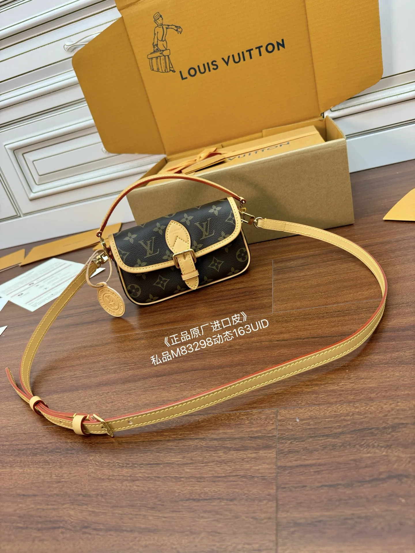 <p>独家(正品原厂进口皮)首发型号 M83298私品 163动态UID  进口菱形面料  品质和材料第九次再次升级 专柜同步 动态电子芯片 礼品袋 保护纸 铜版电子标签 合格证 皮料是正品代工厂意大利A级树膏皮 私品 是在于品质 五金 面料 手工 油边 是A级出品 拍摄图跟产品一致</p>