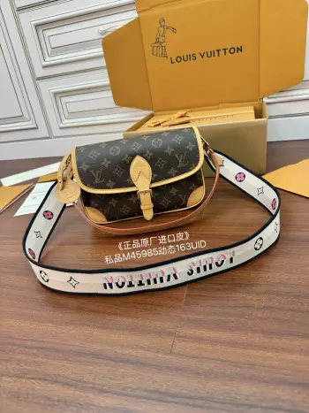 <p>独家(正品原厂进口皮)首发型号 M45985私品 163动态UID  进口菱形面料  品质和材料第九次再次升级 专柜同步 动态电子芯片 礼品袋 保护纸 铜版电子标签 合格证 皮料是正品代工厂意大利A级树膏皮 私品 是在于品质 五金 面料 手工 油边 是A级出品 拍摄图跟产品一致</p>