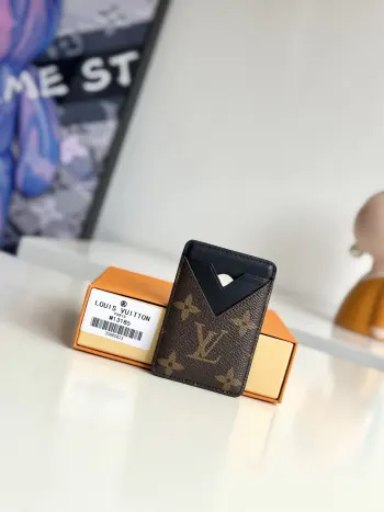 <p>  海外原单M13185独家实拍 本款 Magnet 卡夹取材 Monogram Macassar 帆布 以明丽皮革内衬和饰边彰显活力气息 磁性设计可轻松固定于搭载 MagSafe 磁吸技术的 iPhone 机型 卡片夹层以 V 形轮廓彰显品牌底蕴 尺寸 9.5×6.5×0.5cm</p>