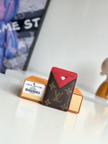 <p>  海外原单M12856独家实拍 本款 Magnet 卡夹取材 Monogram Macassar 帆布 以明丽皮革内衬和饰边彰显活力气息 磁性设计可轻松固定于搭载 MagSafe 磁吸技术的 iPhone 机型 卡片夹层以 V 形轮廓彰显品牌底蕴 尺寸 9.5×6.5×0.5cm</p>