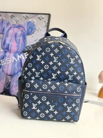 <p> 163c动态芯片   海外原单M28575独家实拍 本款 Discovery PM 双肩包结合 Monogram Shadow 牛皮革和织物内衬 以三重丝印工艺为 Monogram 压纹描绘多彩渐变 衬垫内袋可容纳 14 寸笔记本电脑 双贴袋可放手机 夹和钥匙 尺寸 40×30×20cm</p>