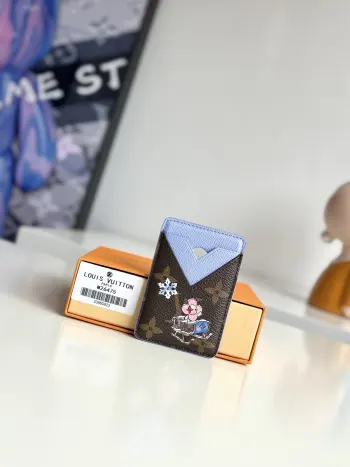 <p>  海外原单M26475独家实拍 本款 Magnet 卡夹出自 Vivienne Winter Holiday 系列 以趣味品牌吉祥物图案传递节日气氛 Monogram 帆布和皮革映衬鲜明对比 磁性设计可轻松适配搭载 MagSafe 磁吸技术的 iPhone 机型 尺寸 9.5×6.5×0.5cm</p>