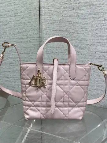 <p>Toujours小土著竖版小号</p><p>春夏限定柔粉色系列</p><p>美到心巴上 属于完全治愈的色系</p><p>自带温柔 浪漫 平静</p><p>搭配银色五金更加的清爽</p><p>夏日的多巴胺神器</p><p>搭配浅色系衣服嘎嘎出片</p><p>size:16*12*18cm </p>