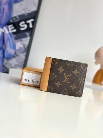 <p>  海外原单M27088独家实拍 本款 Multiple 夹聚焦品牌标志性 Monogram 涂层帆布和做旧皮革 为内部空间搭配牛皮革内衬 多重卡位 口袋和隔层 令精巧构型不失功能细节 尺寸 11.5×9×1.5cm</p>
