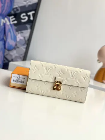 <p>  海外原单M83276独家实拍 这款萨拉 梅蒂斯包采用 Monogram Empreinte 皮革制成 可与梅蒂斯包相搭配 其翻盖处配有金色 S 型锁扣 灵感源自历史悠久的路易威登行李箱 这是梅蒂斯系列的标志性设计 这款包以其优雅的长方形造型和宽敞的内部空间而著称 内部设有多个口袋 隔层和卡片槽 尺寸 19×11×3cm</p>