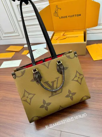 <p>独家163首发型号 M45321私品 163动态UID  进口菱形面料  品质第九次升级 进口原厂皮 专柜同步 动态电子芯片 礼品袋 保护纸 铜版电子标签 合格证 皮料是正品代工厂意大利A级树膏皮 私品 :所谓的私品 是在于品质 五金 面料 手工 油边 A级出品 拍摄图跟产品一致</p>