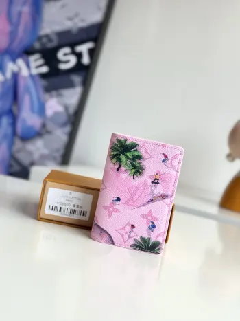 <p>  海外原单M26800独家实拍 本款口袋夹为 Monogram 涂层帆布浸染明丽色调 并于表面呈现高尔夫球手在绿茵场上挥杆的鸟瞰图景 展露瞩目运动风采 卡片夹层 内袋与后贴袋彰显功能考量 成就日常实用佳选 尺寸 11×7.5×1cm</p>