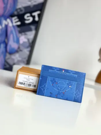 <p>  海外原单M26804独家实拍 本款 Double 卡夹为 Colored Monogram 帆布融入鸟瞰运动场景 以生动主题与写实图景注入活泼意趣 牛皮革内衬完善经典格调 卡片夹层和中央口袋实现有序收纳 尺寸 11×7×1.5cm</p>