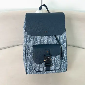 <p> 新品男士马鞍翻盖双肩背包</p><p>Oblique图花纹简直是时尚的弄潮儿</p><p>饰以蓝色粒面小牛皮</p><p>正面翻盖延续标志性的马鞍轮阔</p><p>全新设计铝扣开合</p><p>正面翻盖马鞍口袋可收纳各种小物件</p><p>内部空间极大 设有笔记本隔层</p><p>尺寸 41x26.5x14厘米</p>
