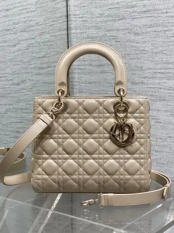 <p>浅米色<p>Lady最新翻盖羊皮五格 经典升级 改掉之前刮手的拉链设计 实在是太贴心了 被各种拉链包伤害后 真的非常喜欢新款五格的翻盖设计 容量满分 手拎斜跨都好看 复古的菱格和经久不衰的包形 是每个女孩子都值得拥有的经典包</p><p>size:24cm</p>
