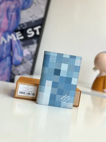 <p>  海外原单M28616独家实拍 本款护照套选用 Damoflage 涂层帆布 展现同一色彩延展出的不同深浅层次在棋盘格纹之间跃动 辅以 Pharrell Williams 钟爱的 Marque L. Vuitton Deposee 标识 内设卡位和贴袋 尺寸 14×10×2.5cm</p>