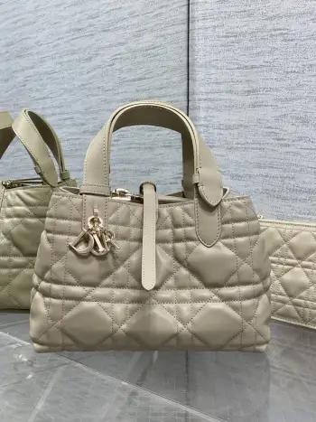 <p>奶茶色小号<p>全新升级版本 芯片版内里羊皮</p><p>带着 Toujours 去旅行 超大菱格的设计 搭配经典的字母配饰 摩登时尚感十足 包身结构十分柔软 小牛皮材质高级感满满 别具一格的扣饰扣合时侧面可折叠 容量非常nice 还贴心的配有一枚内袋 方便收納小物品哦</p><p>size:23*15*15cm</p>