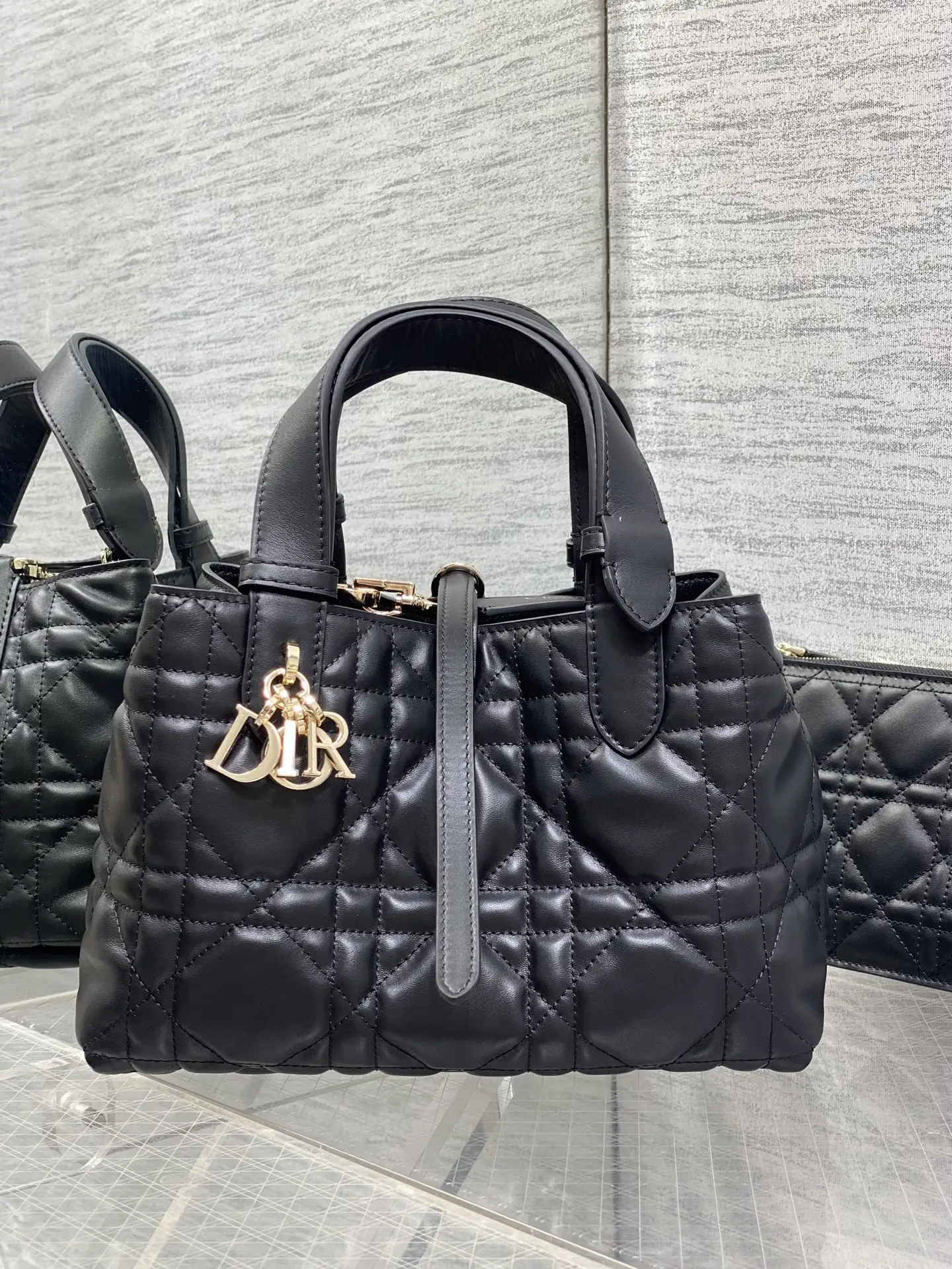 原单迪奥女包|高仿迪奥女包|精仿迪奥女包|一比一迪奥女包<p>黑色小号<p>全新升级版本 芯片版内里羊皮</p><p>带着 Toujours 去旅行 超大菱格的设计 搭配经典的字母配饰 摩登时尚感十足 包身结构十分柔软 小牛皮材质高级感满满 别具一格的扣饰扣合时侧面可折叠 容量非常nice 还贴心的配有一枚内袋 方便收納小物品哦</p><p>size:23*15*15cm</p>