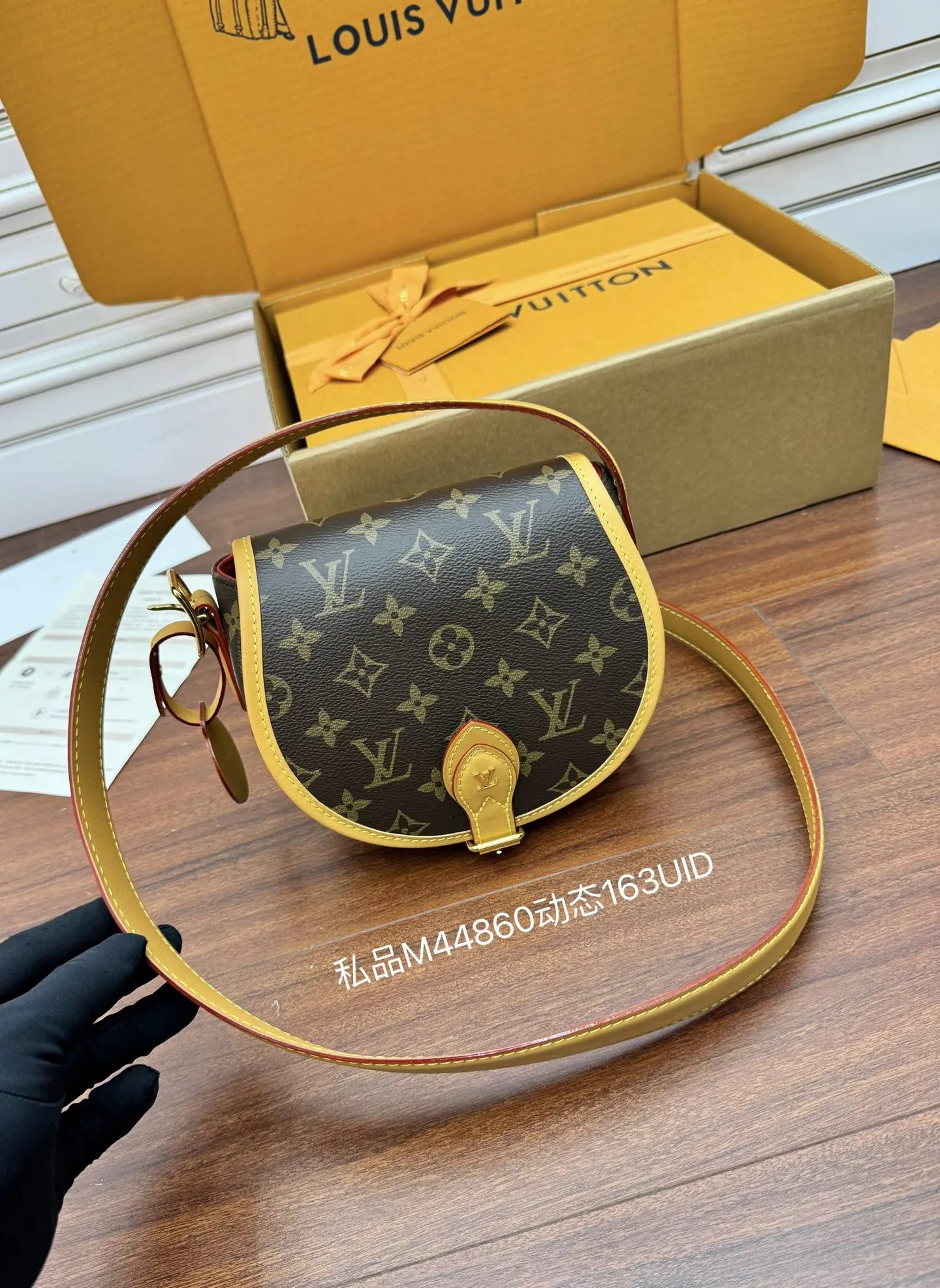 <p>独家(正品原厂进口皮)首发型号 M44860私品 163动态UID 进口菱形面料 品质和材料第九次再次升级 专柜同步 动态电子芯片 礼品袋 保护纸 铜版电子标签 合格证 皮料是正品代工厂意大利A级树膏皮 私品 是在于品质 五金 面料 手工 油边 是A级出品 拍摄图跟产品一致</p>