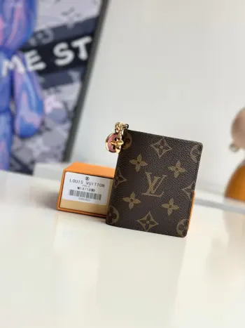 <p>  海外原单M14718独家实拍 本款 LV Charms 口袋夹选用品牌经典 Monogram 帆布打造 内衬采用鲜明对比色皮革 绽放经典与现代气息 兼具实用功能与妙趣意味 珐琅 Monogram 花卉装饰与金属质感 Monogram 花卉装饰互为映衬 内置多功能收纳空间 可存放纸币 零及卡片 尺寸 10×9×2.5cm</p>
