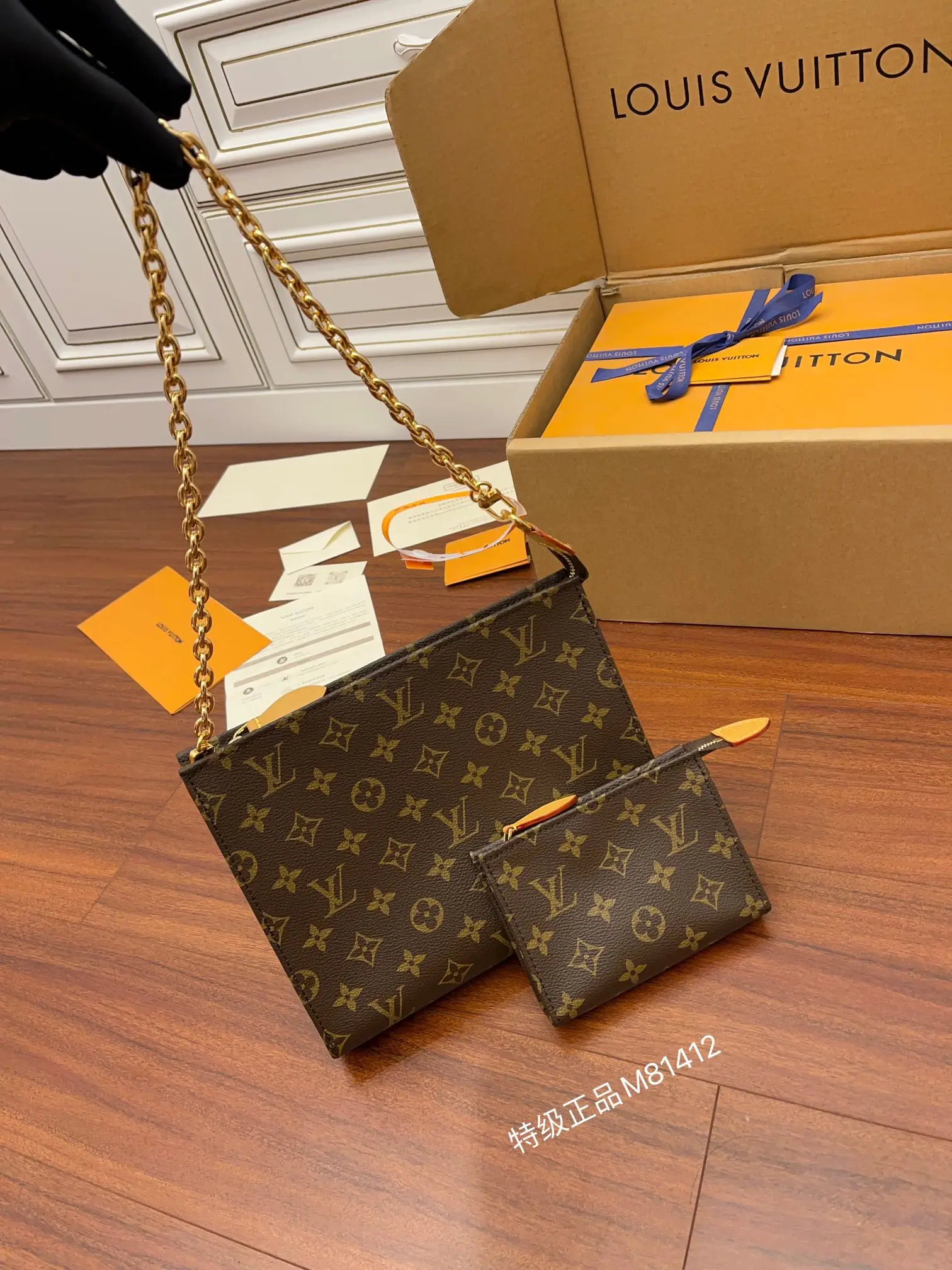 <p>独家首发型号 M81412特级加强版 品质提升.专柜同步电子芯片内码 礼品袋 保护纸 铜版电子标签 合格证 皮料是正品代工厂意大利A级皮料 特级正品 :所谓的特级正品 是在于品质 五金 面料 手工 油边 A级出品 拍摄图跟产品一致</p>
