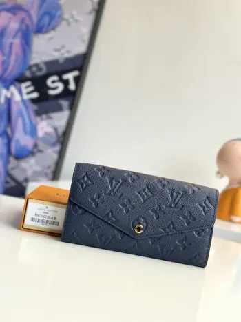 <p>  海外原单M82257新蓝色独家实拍 本款 Sarah 夹为 Monogram Empreinte 皮革压印经典 Monogram 图案 以信封式翻盖开启信用卡卡片夹层和拉链零袋 尺寸 19×10.5×2cm</p>