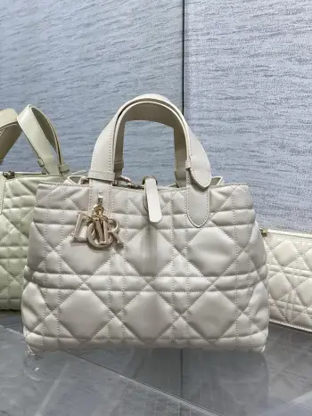 <p>浅饼干色中号<p>全新升级版本 芯片版本内里配羊皮</p><p>带着 Toujours 去旅行 超大菱格的设计 搭配经典的字母配饰 摩登时尚感十足 包身结构十分柔软 小牛皮材质高级感满满 别具一格的扣饰扣合时侧面可折叠 容量非常nice 还贴心的配有一枚内袋 方便收納小物品哦</p><p>size:28.5*19*21cm </p>